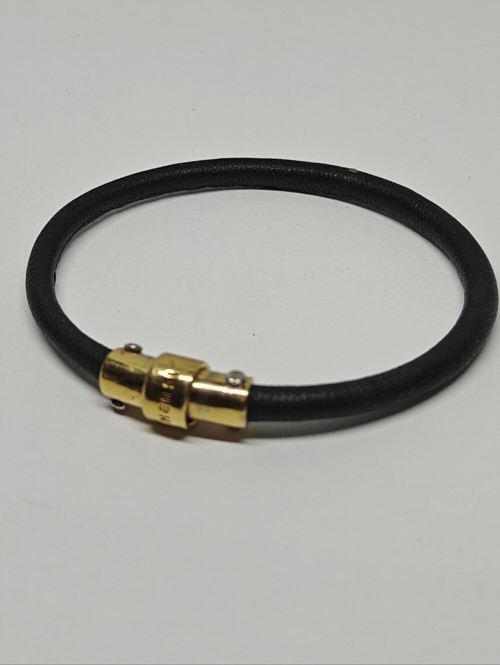 Authentic Henri Bendel leather bracelet w/yellow gold tone magnetic snap clasp